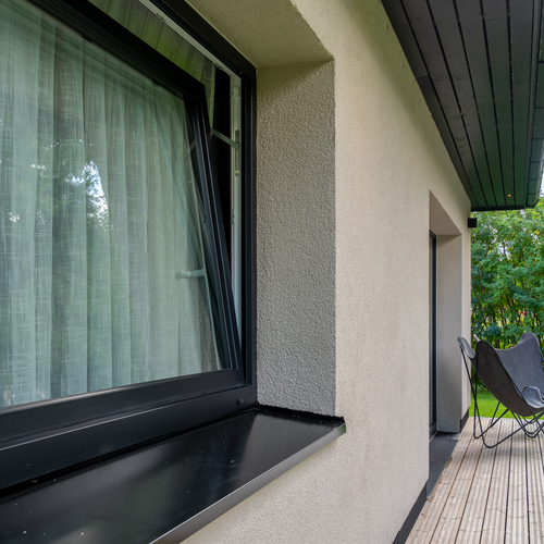 Sisäänpäin ylhäältä aukeavat ikkunat