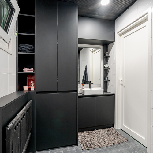 Pesukone integroitu kaapistoon