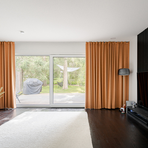 Olohoneesta kulku terassille ison liukuoven kautta