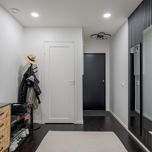 Toinen sisäänkäynti ja WC:n ovi