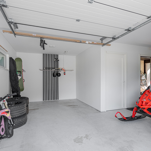 Autotalli ja varasto