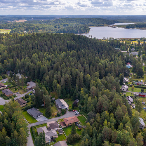 Taustalla Alasjärvi