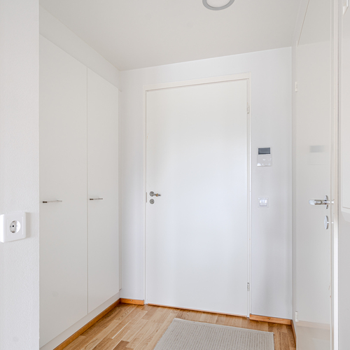 Eteisessä kulkuovi vaatehuoneeseen