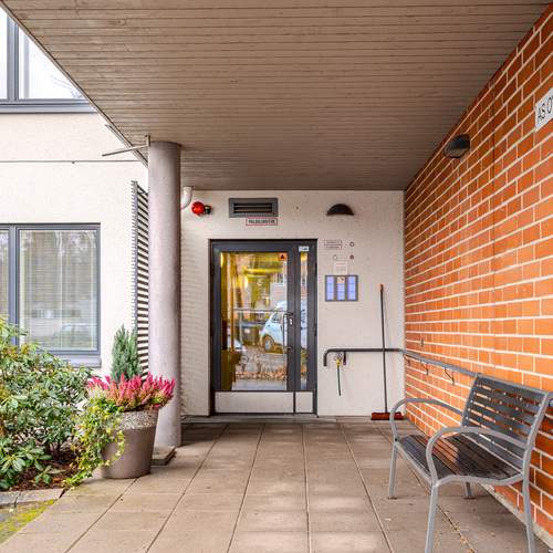 Sisäpihalta kulkuovi, jossa avaimella automaattinen avaus