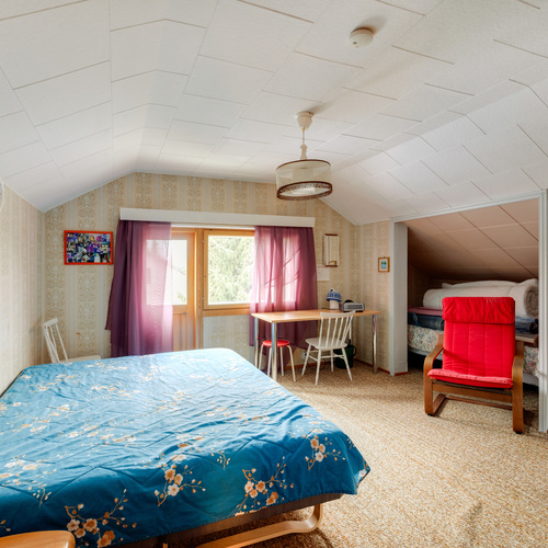 yläkerran makuuhuone alkovilla