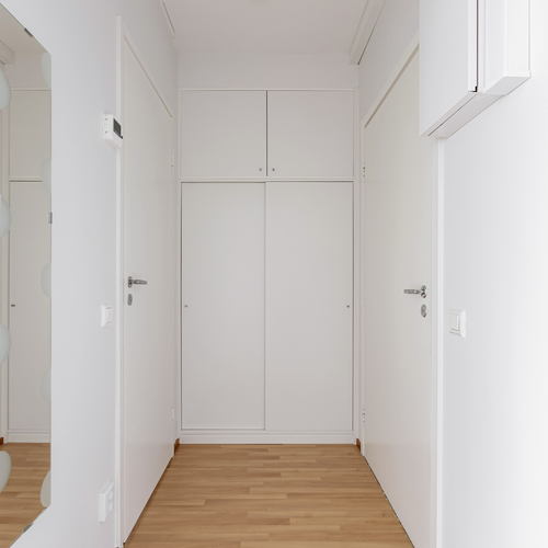 Eteinen  sisääntulon suuntaan