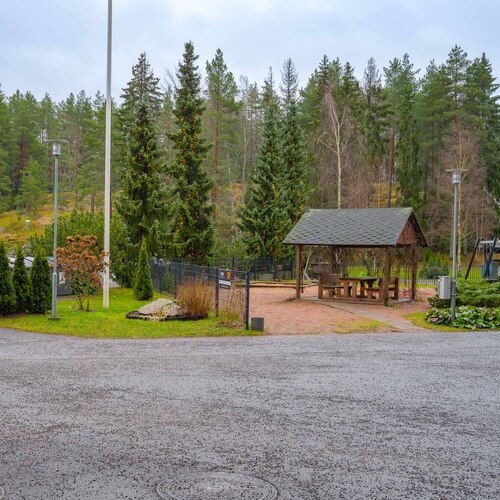 Erittäin viihtyisä piha-alue