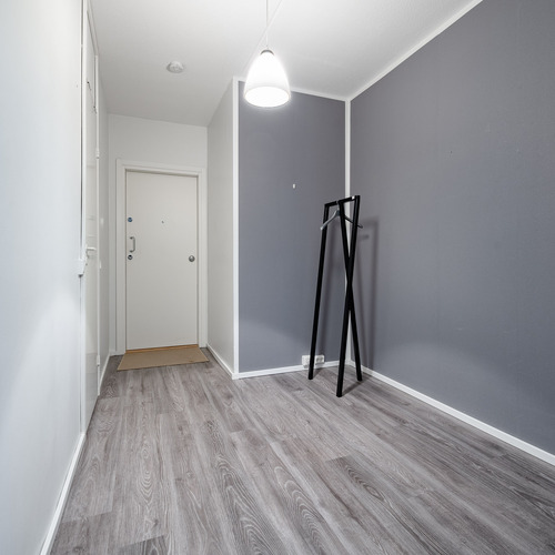 Eteisaula, keittiön suunnasta katsottuna