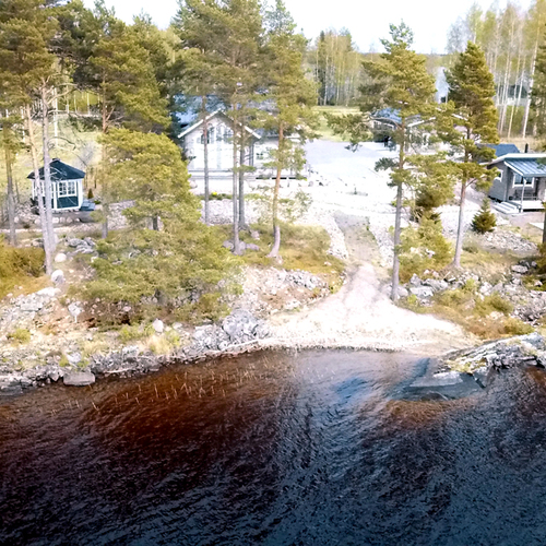 Kiinteistö järveltäpäin.