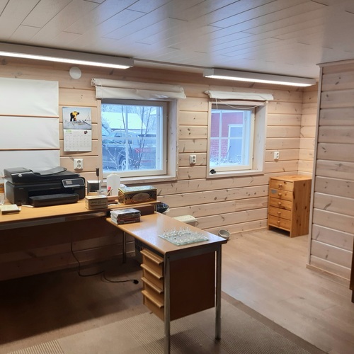 Toimistotila navettarakennuksessa.