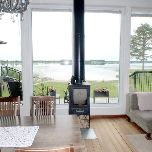 Olohuoneesta suuret ikkunat järven suuntaan