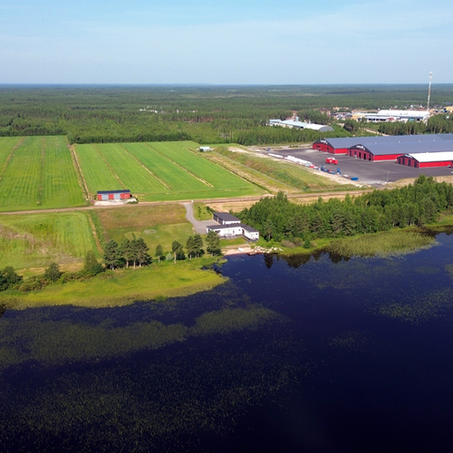 Kiinteistö järveltä päin