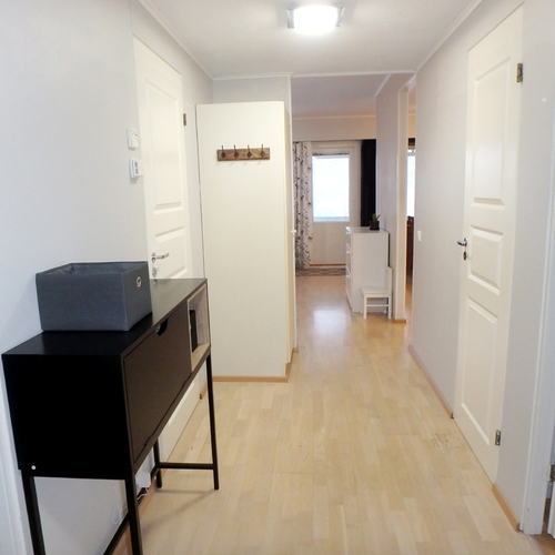 Eteisestä olohuoneen suuntaan