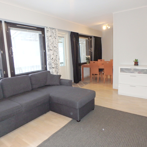 Olohuoneesta keittiön suuntaan