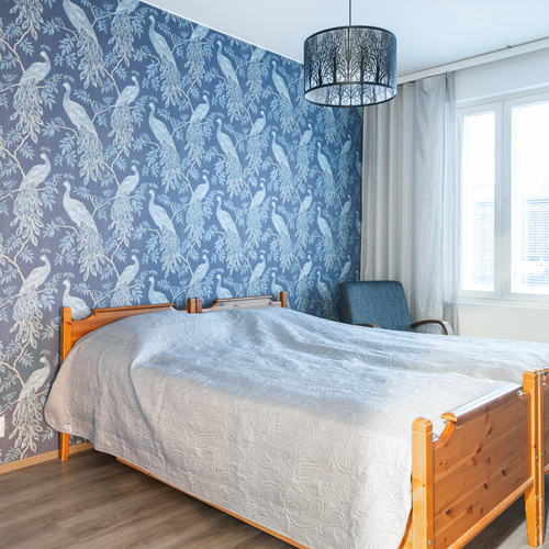 Isompi makuuhuonen, jonka yhteydessä vaatehuone