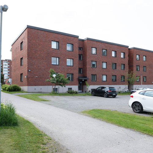 Julkisivu etupihan puolelta