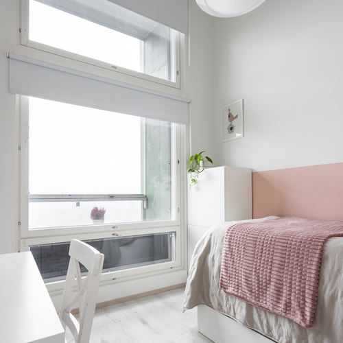 Makuuhuoneessa suuri ikkuna