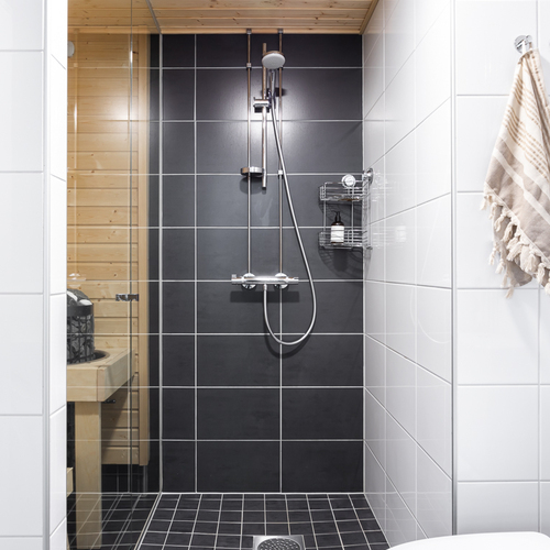 Laatoitettu kylpyhuone