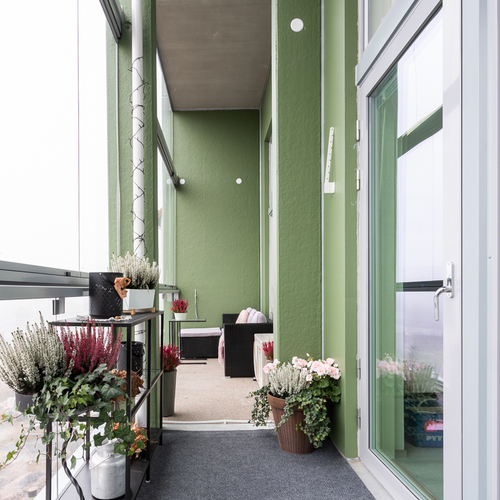 Koko huoneiston levyinen parveke