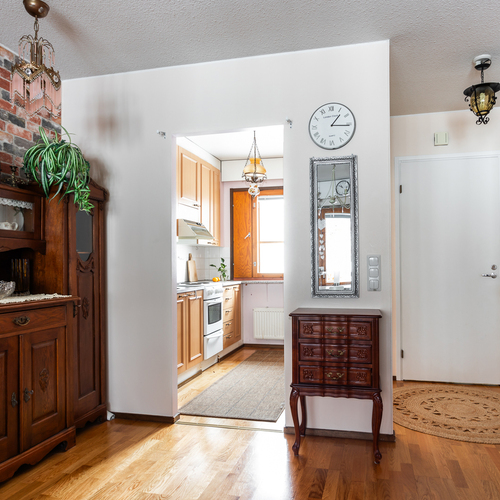 Näkymä olohuoneesta keittiöön