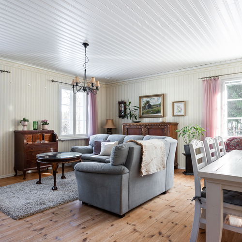 Valoa tulvii ikkunoista