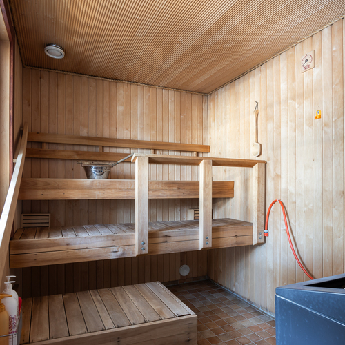 Ulkosauna lämpiää puilla