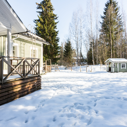 Takapihalla on leikkimökki