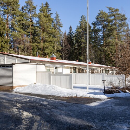 Yhtiön piha-aluetta