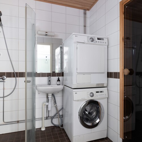 Vaalea laatoitettu kylpyhuone