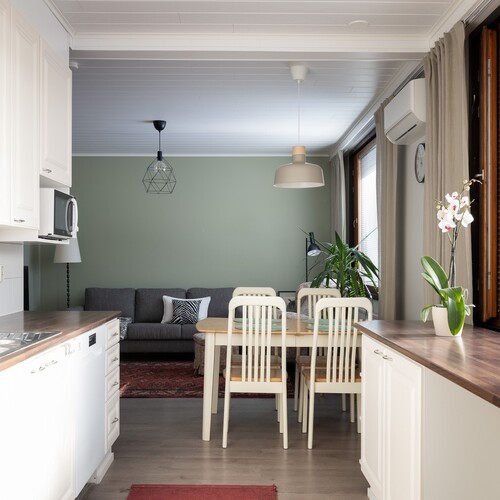 Näkymää keittiöstä olohuoneen suuntaan