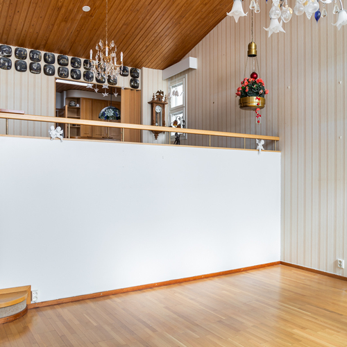 Näkymää olohuoneesta keittiön suuntaan