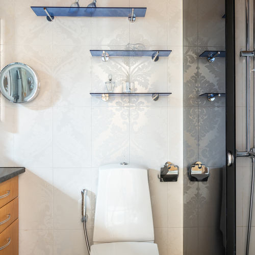 Toisessa wc:ssa myös suihku