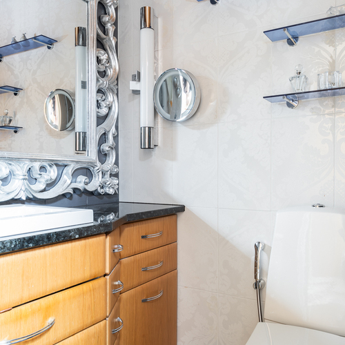 Eteisen yhteydessä oleva wc no 1