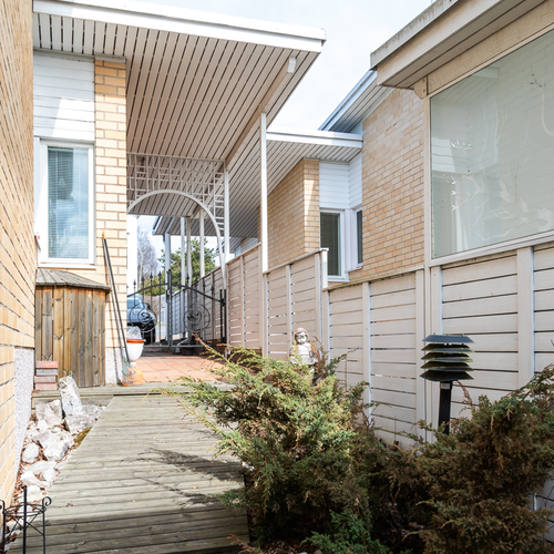 Takapihalta kulku myös etupihalle