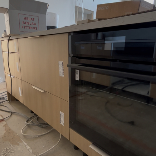 Keittiön kalusteita saareke