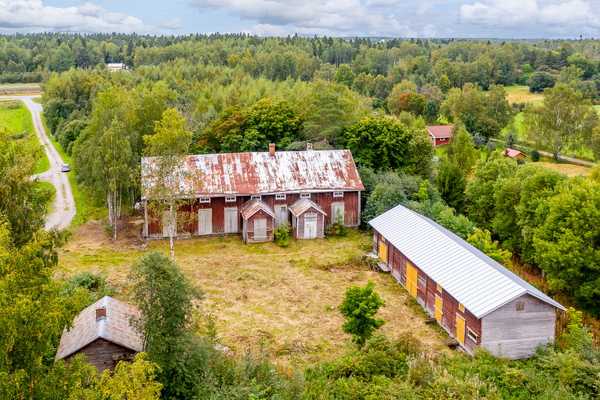 Määrä-ala n. 9600 m2. Jos tarve isommalle alalle niin siitä voidaan keskustella