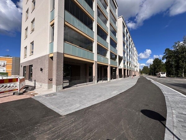 Kuva toimitilan julkisivusta osoitteessa Karakalliontie 8, Espoo (Karakallio)