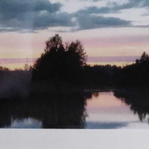 Myyjän yökuva tontilta pohjoiseen.