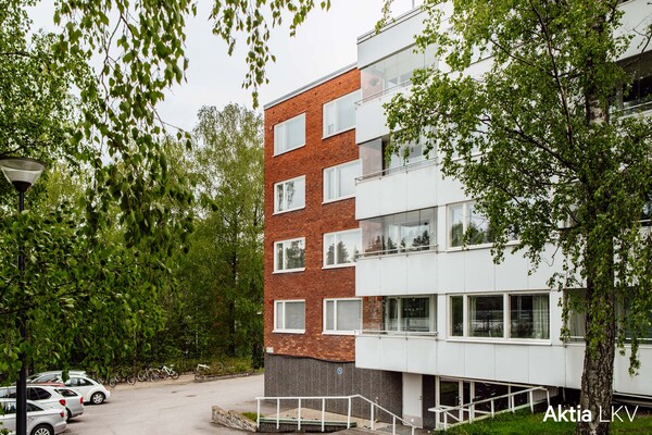 Julkisivukuva, oikealla A-rappu