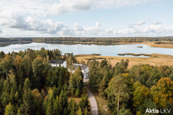 Upea sijainti korkealla kallion laella