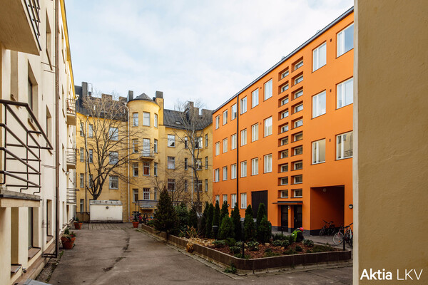 Asunto sijaitsee pihan puolella, valoisassa ylimmässä kerroksessa