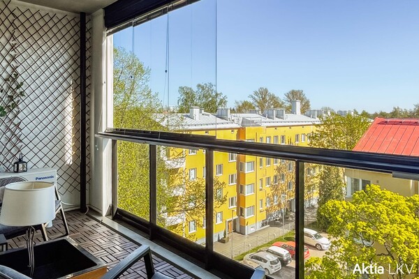 Iso lasitettu parveke etelään