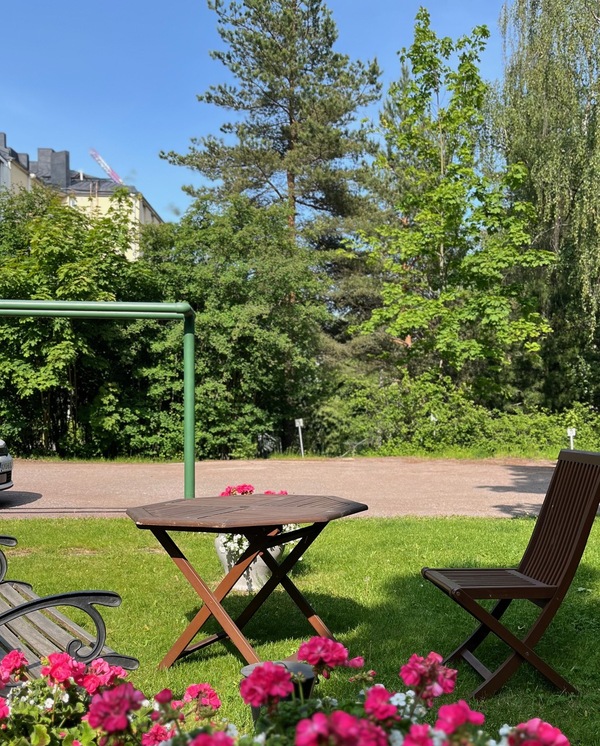 Vehreä ja kodikas piha istuinryhmineen