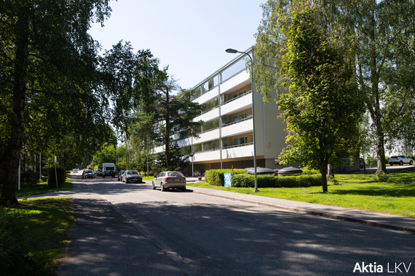 rauhallisen kadun varrella