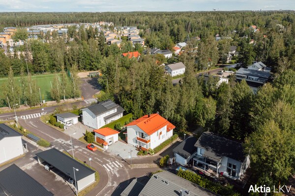 Ilmakuvassa näkyy läheiset urheilumahdollisuudet, mm. kenttä ja "ulkokuntosali"