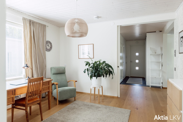 Alakerran iso makuu- tai työhuone