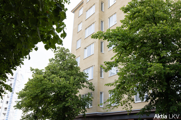 Julkisivu torilta katsottuna