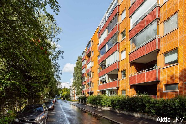 julkisivu Ounasvaarantielle