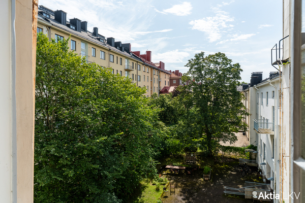 Vehreä korttelisisäpihanäkymä