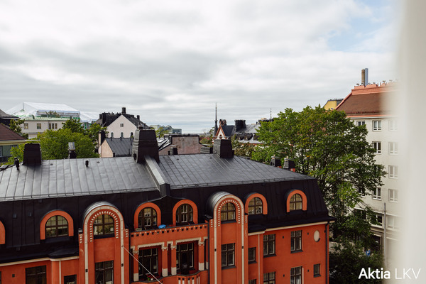 Upeat näkymät jugendtalojen kattojen yli